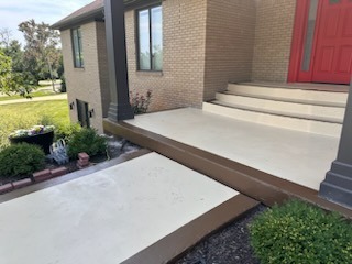 Heavy aggregate broadcast walkway, two-colour system with brick edging